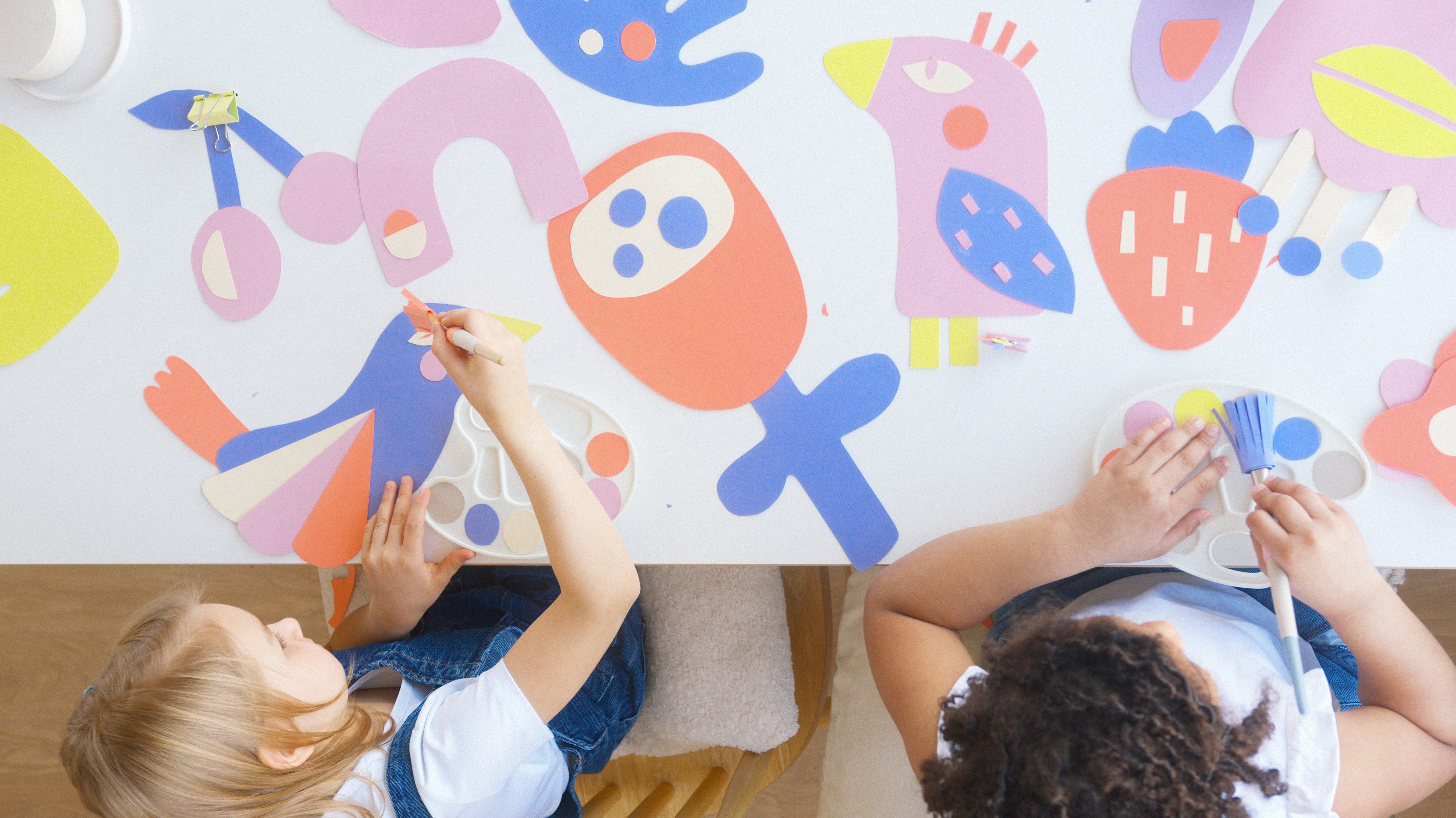 Deux enfants durant un atelier de collage