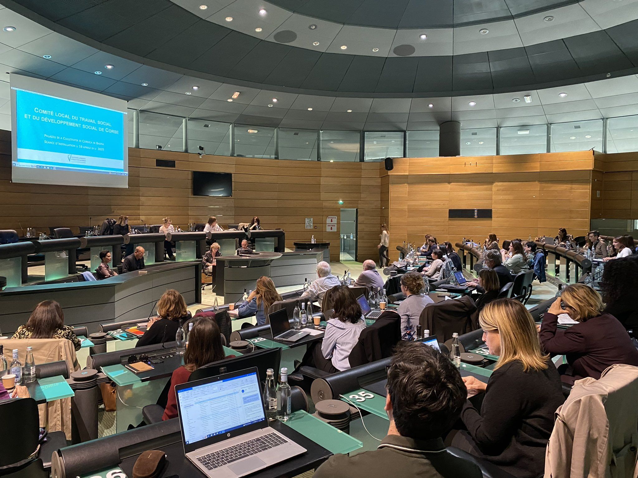 photo de l'amphitéâtre où est en train de se tenir la réunion sur le lancement du comité local du travail social